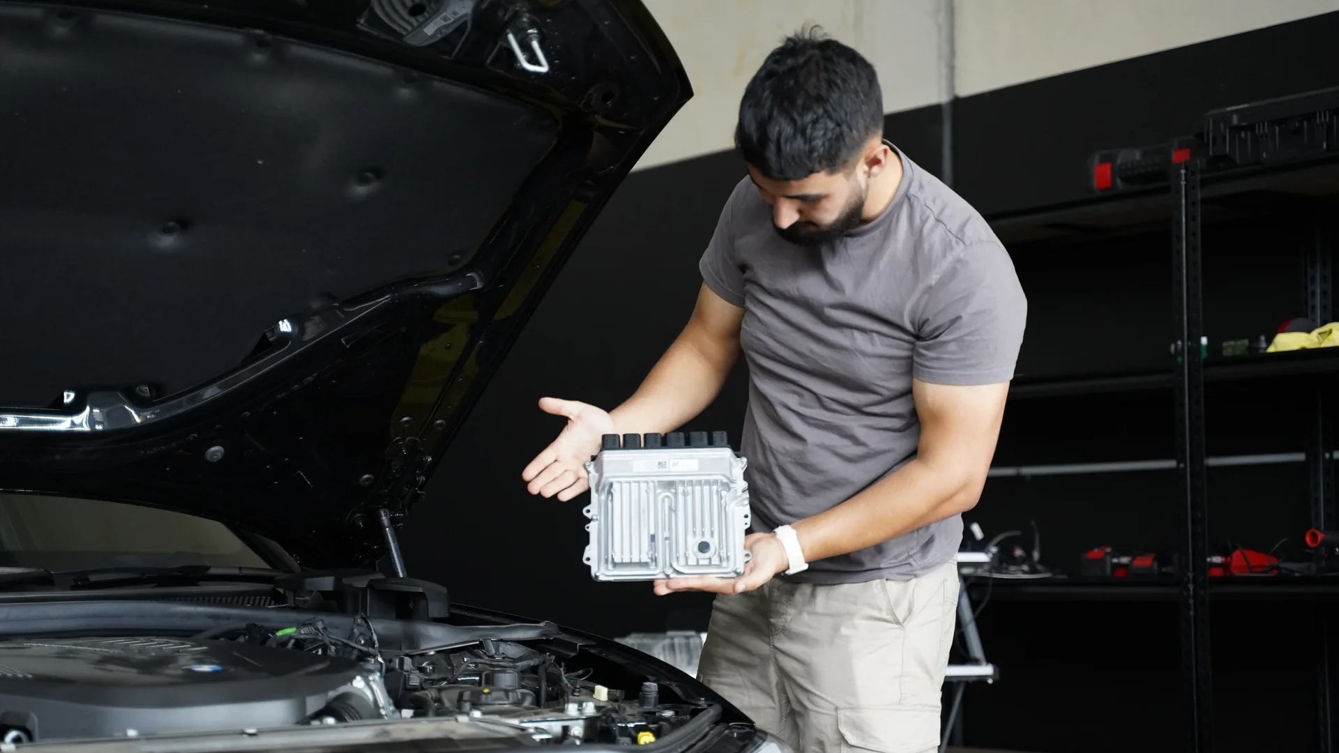 Sherzad Haus services workshop